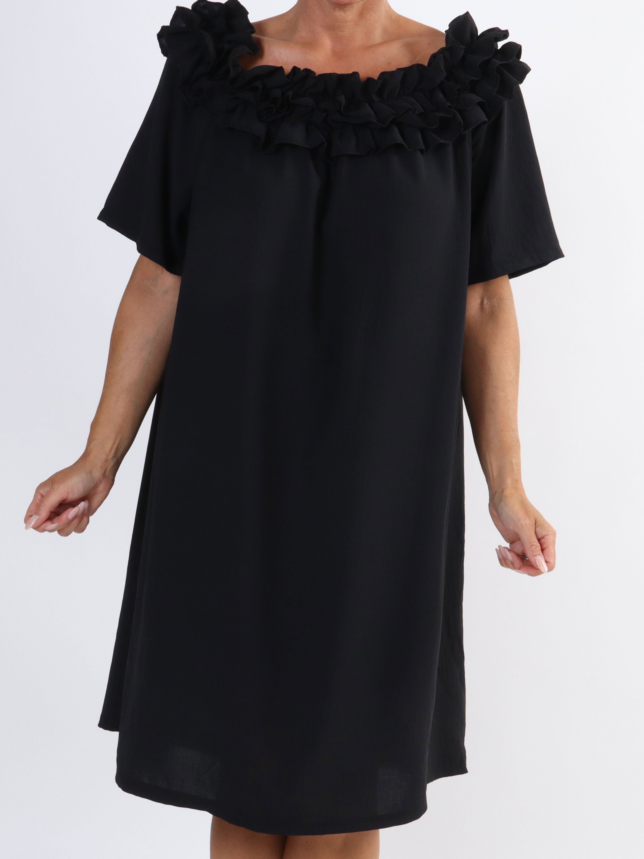 Chili Sleeveless Dress - Plus size-klänning med volanger i halsringningen